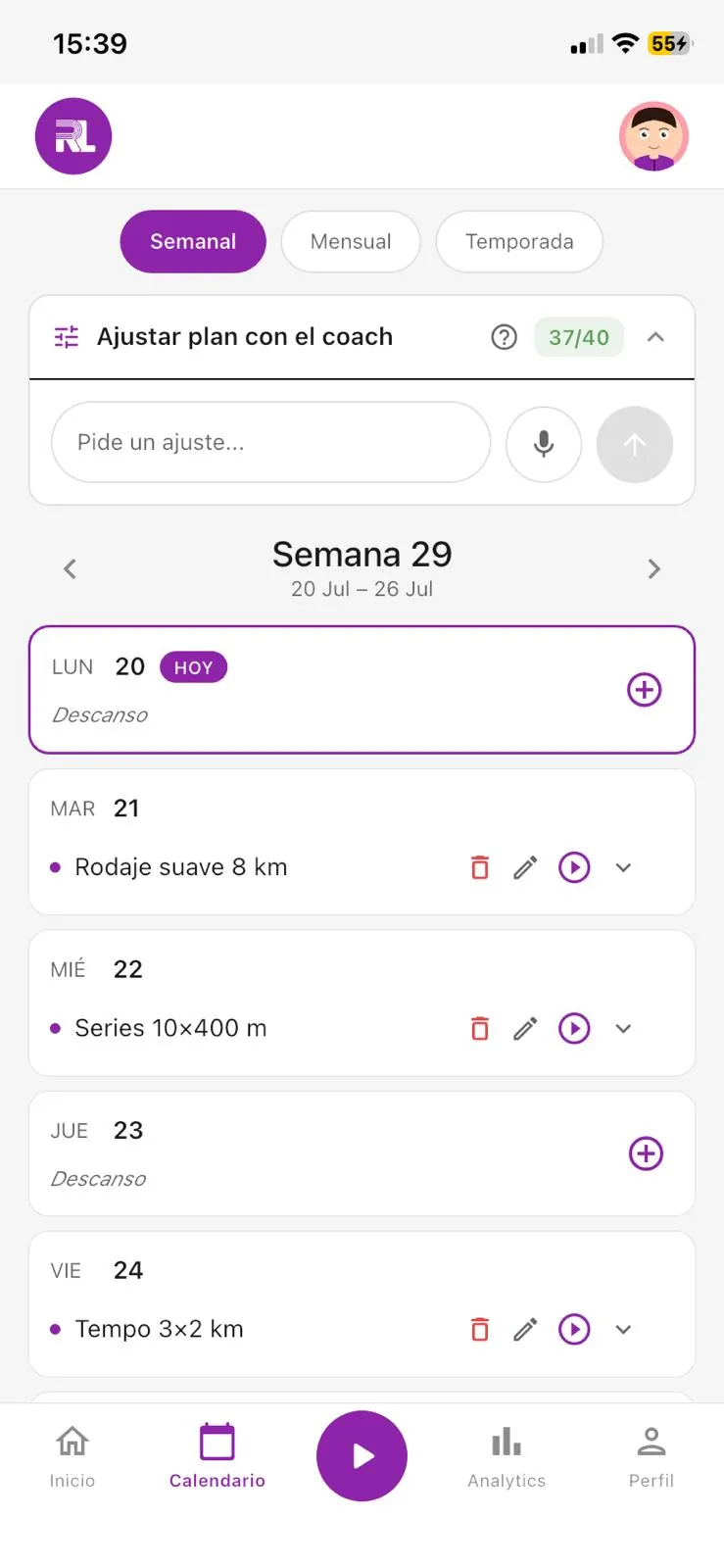 Panel «Ajustar plan con el coach» en el calendario de Running Laps, con campo de texto y micrófono para pedir un ajuste en lenguaje natural