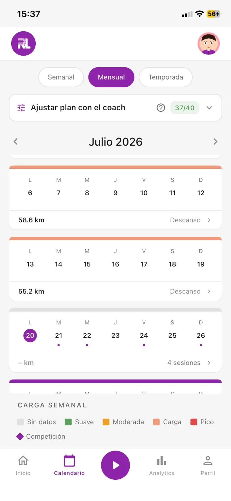 Calendario mensual de Running Laps generado por el coach IA, con el volumen de cada semana y la leyenda de carga por color