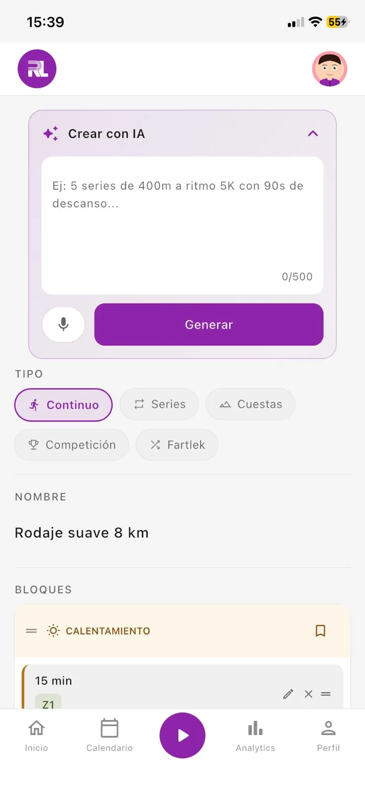 Editor de sesiones de Running Laps con el panel «Crear con IA» abierto — campo de texto y micrófono para dictar el entreno, y selector de tipo: Continuo, Series, Cuestas, Competición, Fartlek