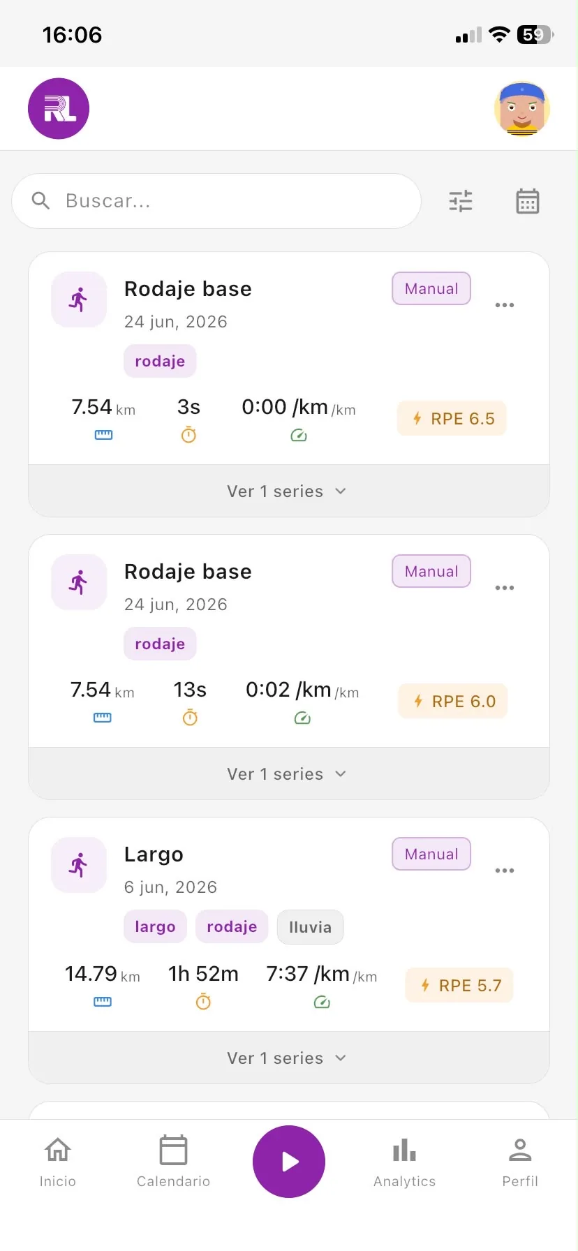 Historial de entrenamientos en Running Laps: sesiones con distancia, tiempo, ritmo y badge de RPE por sesión, con etiquetas como rodaje o largo