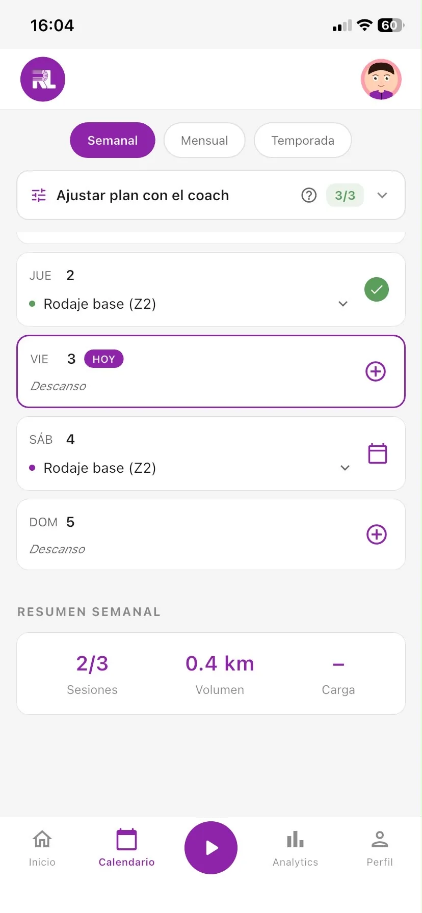 Calendario semanal de Running Laps con el plan del coach IA: sesiones de rodaje base en Z2, día de descanso marcado como hoy y opción de ajustar el plan con el coach